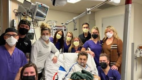 Jeremy Renner et ses soignants Jeremy Renner et ses soignants
