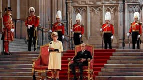 Saluée par un concert de trompettes et accompagnée de gardes coiffés de casques à plumes, la reine Elizabeth II a célébré mardi ses 60 ans de règne en prononçant un discours devant le Parlement à Westminster Hall, la plus vieille salle du palais de Westmi