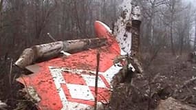 Le président polonais Lech Kaczynski a été tué samedi, tout comme plusieurs hauts responsables de l'Etat, lorsque l'avion qui les emmenait en Russie s'est écrasé à l'atterrissage dans un épais brouillard. Le Tupolev 154, qui s'est écrasé en forêt à deux k