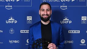 Gianluigi Donnarumma pose avec son trophée de meilleur gardien de la saison 2023-2024, le 13 mai 2024