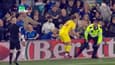 Joachim Andersen reçoit une fessée d'une supportrice d'Everton en plein match