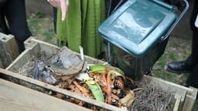 Une personne dépose des déchets organiques dans un composteur à Paris (ILLUSTRATION)