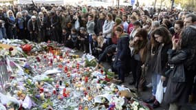 Des proches, des familles ou des anonymes, venus rendre hommage aux victimes du Bataclan, dimanche 15 novembre. 
