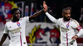 Orel Mangala avec Alexandre Lacazette lors de Lyon-Nice en L1, le 16 février 2024