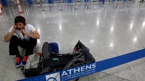 L'aéroport Eleftherios Venizelos d'Athènes. A l'appel des syndicats des secteurs public et privé, les Grecs observent mercredi un mouvement de grève nationale pour protester contre les mesures d'austérité du gouvernement. /Photo prise le 5 octobre 2011/ R