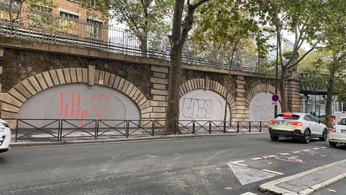 Arcades d'un métro aérien murées sur le boulevard de la Villette