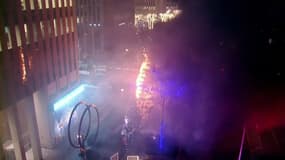 Un sapin de Noël en feu devant le siège de la chaîne de télévision Fox News à New York