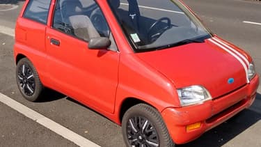Une voiture sans permis dispose au maximum de 4 places, c'est donc une très mauvais idée d'essayer d'y monter à 8.