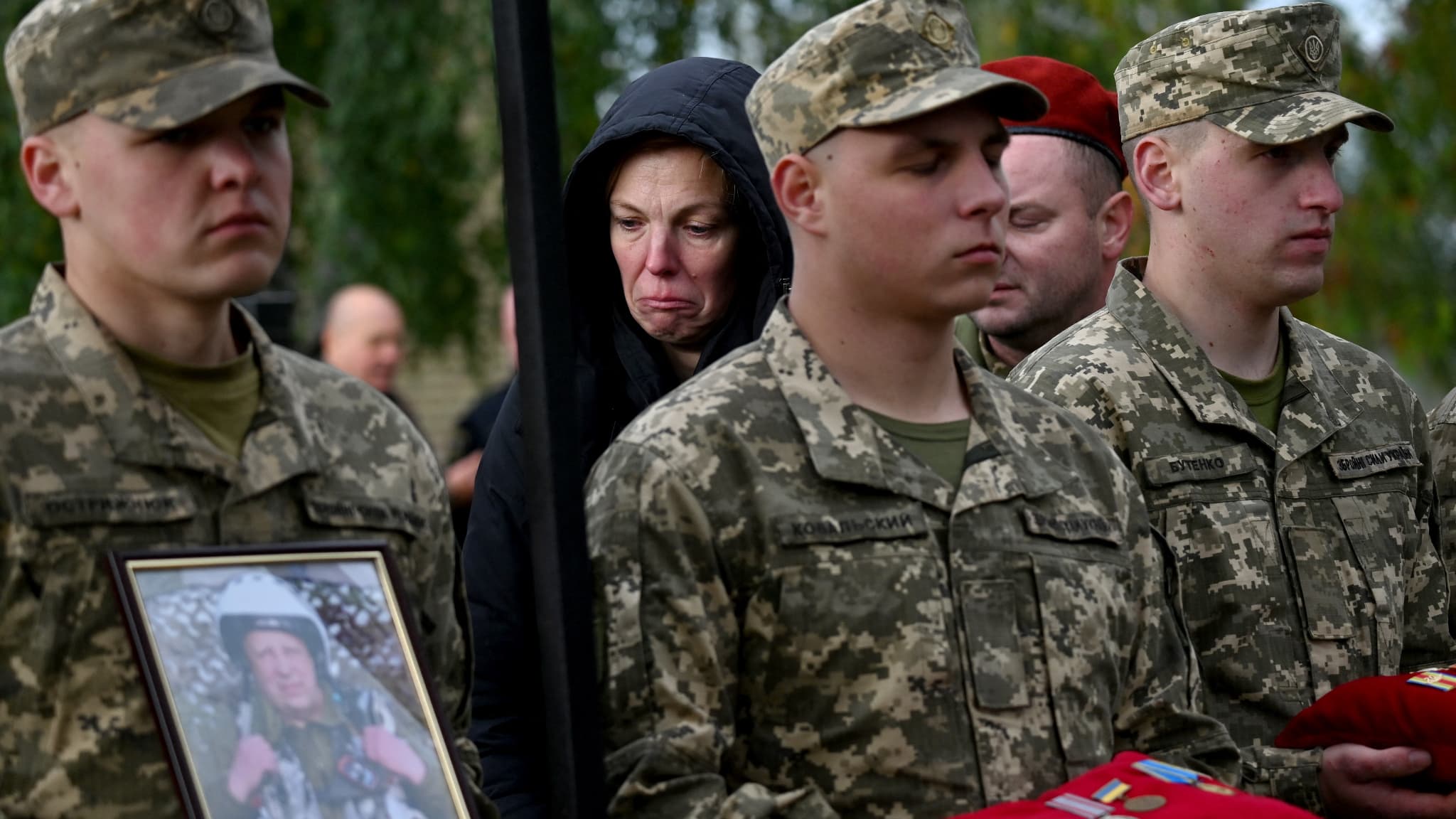 Cérémonie d'hommage au colonel Mykhaïlo Matiouchenko qui commandait les pilotes de 40e brigade d'aviation tactique, surnommés "les fantômes de Kiev", à Boutcha en Ukraine, le 3 octobre 2022