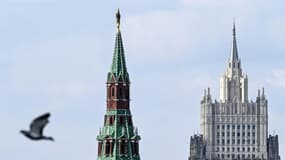 Un pigeon passe devant l'une des tours du Kremlin et le siège du ministère russe des Affaires étrangères à Moscou, le 5 avril 2022