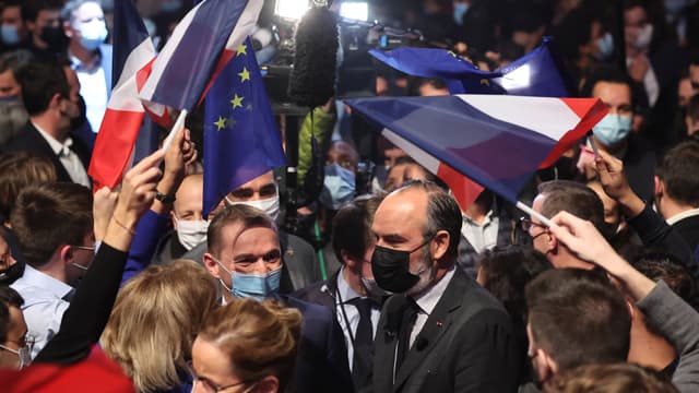 Pass sanitaire et masques étaient de rigueur lors du lancement d'"Ensemble citoyens!", un mouvement politique, en faveur d'Emmanuel Macron, le 29 novembre dernier. 