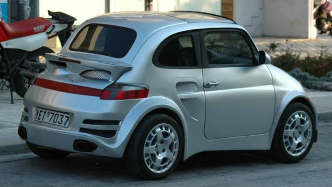Entrées d'air, aileron arrière, ceinture de feux, tout imite la 911 sur cette Fiat 500. Entrées d'air, aileron arrière, ceinture de feux, tout imite la 911 sur cette Fiat 500.