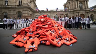 Des gilets de sauvetage devant le Sénat français le 19 juin 2018 à Paris.