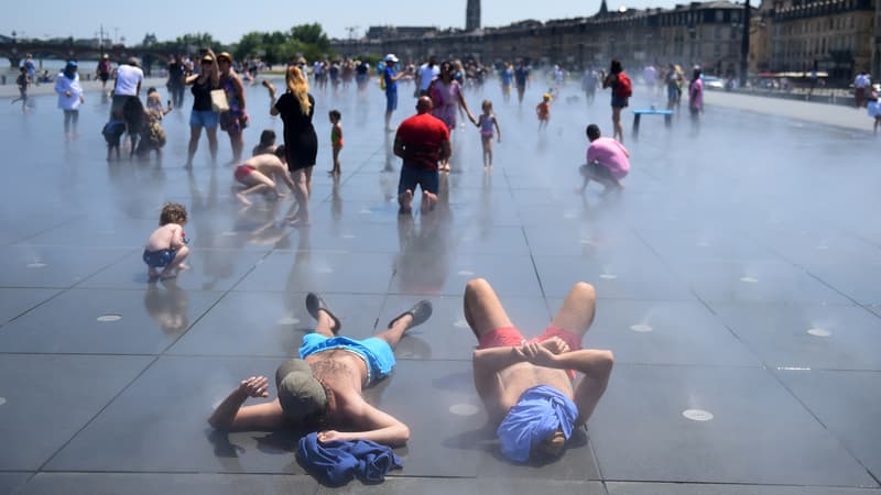 Des personnes sont allongées sur le Miroir d'eau à Bordeaux, le 30 juin 2018.  