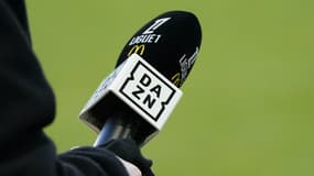 Un micro de la plateforme DAZN pendant un match de Ligue 1, le 19 janvier 2025