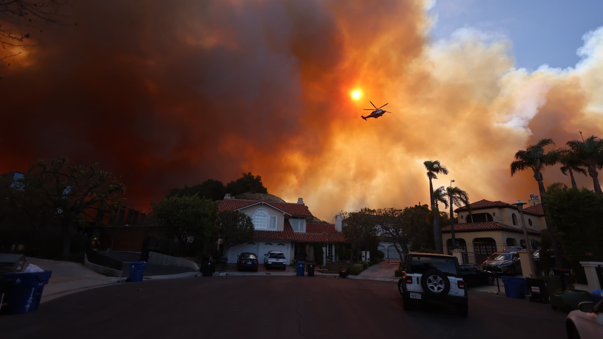 Des panaches de fumée sont visibles alors qu'un feu de broussailles brûle à Pacific Palisades, en Californie, le 7 janvier 2025.