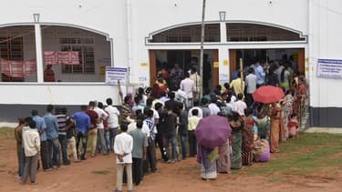 Des Indiens font la queue pour aller voter, à Agartala dans l'Etat de Tripura.