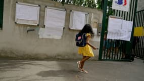 Un écolière à l'entrée d'une école à Marseille, le 16 juin 2022, pendant une vague de chaleur. (Photo d'illustration)