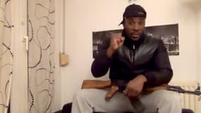 Le rappeur Coco Tkt apparaît dans une vidéo avec une kalachnikov sur les cuisses.