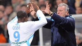 Djibril Cissé tape dans les mains d'Eric Gerets lors du match Marseille-Caen (6-1, L1), le 26 janvier 2008