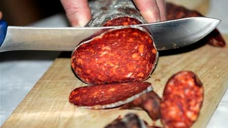 Un projet d'apéritif géant prévu vendredi dans un quartier multiethnique de Paris avec alcool et charcuterie, ce qui exclut tout participant de confession juive ou musulmane, suscite l'émoi d'une partie de la gauche. /Photo d'archives/REUTERS/Nikola Solic