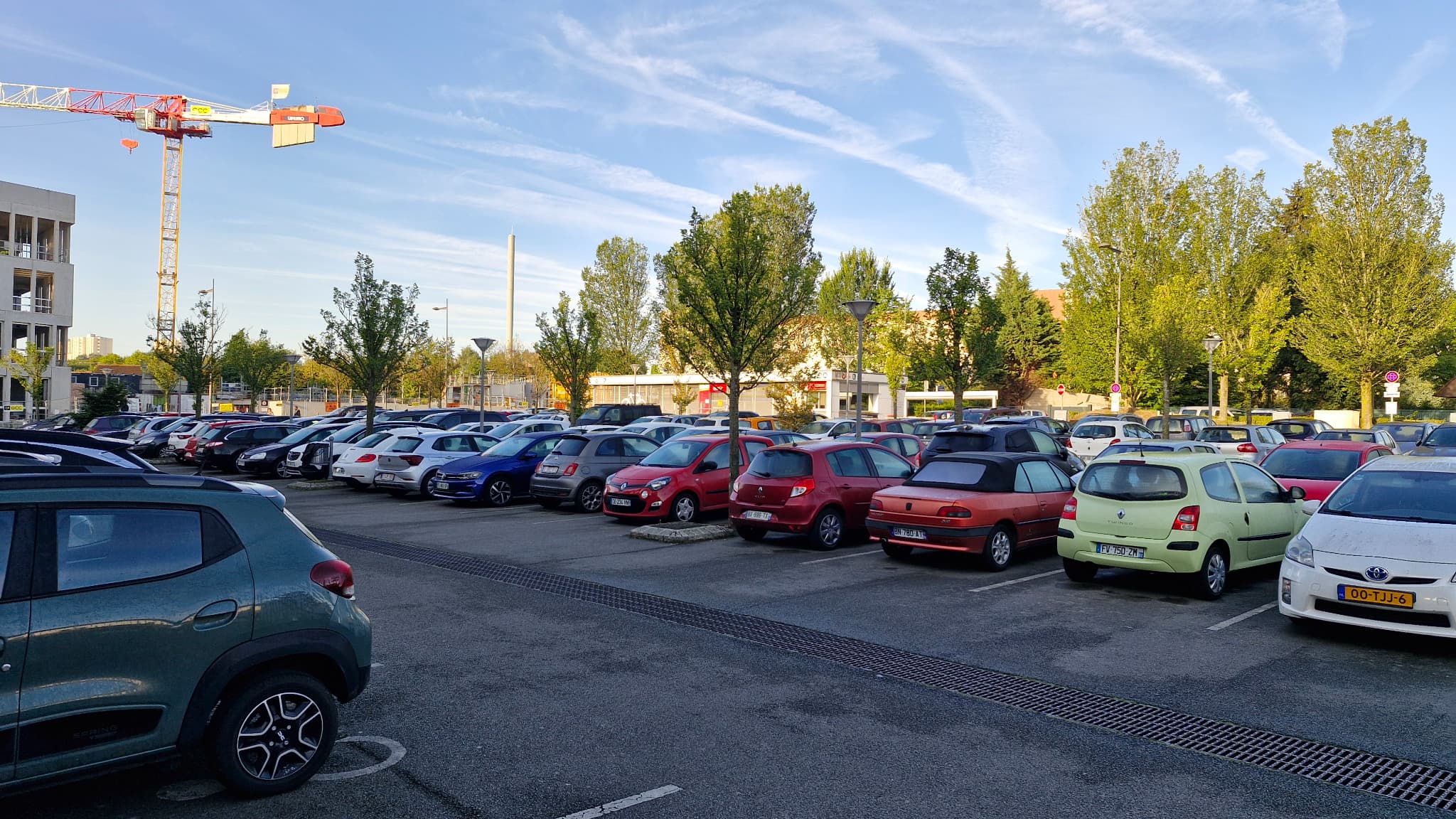 Le parking relais les Prés de Villeneuve d'Ascq complet le samedi matin 14 septembre, jour de la braderie de Lille Le parking relais les Prés de Villeneuve d'Ascq complet le samedi matin 14 septembre, jour de la braderie de Lille