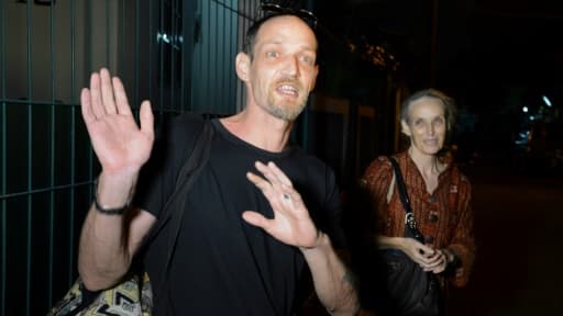 Le Français Michaël Blanc (G), arrêté à Bali en 1999 avec de la drogue et lourdement condamné, en compagnie de sa mère le 21 janvier 2014 à Jakarta