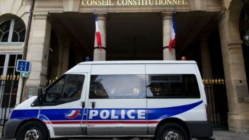 Une camionnette de police devant le Conseil constitutionnel, le 23 décembre 2015 à Paris.
