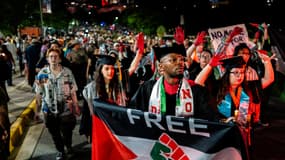 Des étudiants diplômés, des professeurs et des manifestants protestent contre la guerre à Gaza après avoir quitté le stade DKR-Texas Memorial Stadium le 11 mai 2024 à Austin, au Texas