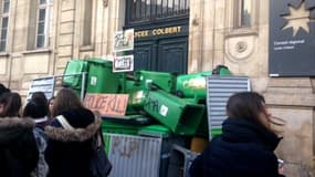 Des dizaines de lycéens se sont rassemblés devant le lycée Colbert, où ils ont trouvé porte closes ce jeudi.