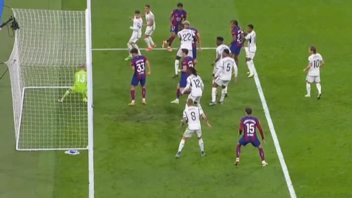 Le gardien du Real Madrid Lunin cache le ballon qui semblait signifier but de Lamine Yamal et du Barça, 21 avril 2024 Le gardien du Real Madrid Lunin cache le ballon qui semblait signifier but de Lamine Yamal et du Barça, 21 avril 2024