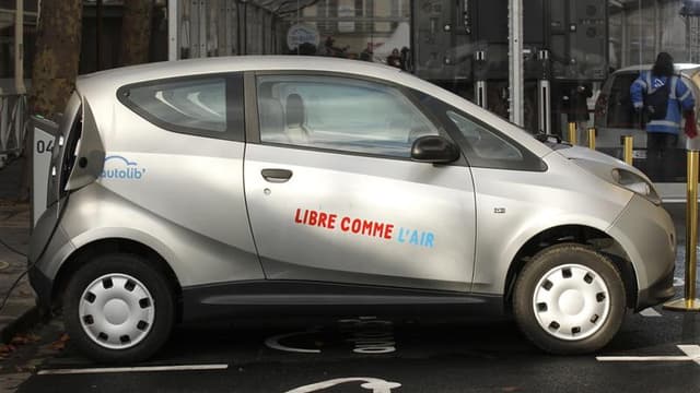La Mairie de Paris et Europcar ont entamé des négociations pour trouver un accord à l'amiable dans le conflit qui les oppose sur l'utilisation du nom Autolib'. /Photo d'archives/REUTERS/Benoît Tessier