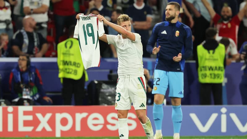 Kevin Csoboth, buteur pour la Hongrie, brandit le maillot de Varga après le match face aux Ecossais, 23 juin 2024 à l'Euro