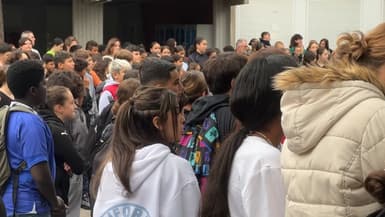 Les élèves du collège Jean Giono à Manosque respectent une minute de silence pour rendre hommage à Samuel Paty et Dominique Bernard le 14 octobre 2024.