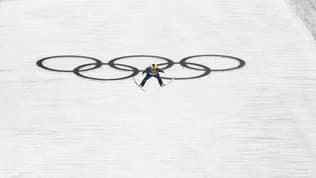 Un sauteur à skis lors des JO de Milan-Cortina, le 14 février 2026