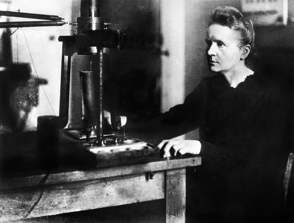 Photo datant de 1925 de Marie Curie en train de travailler dans le laboratoire de l'université à Paris. 