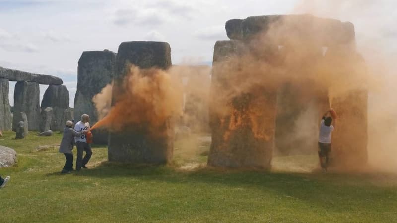 Des militants du mouvement écologiste Just Stop Oil aspergent de peinture le site de Stonehenge