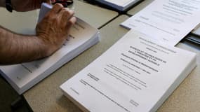 Un professeur vérifie les copies des premières épreuves de baccalauréat avant de les distribuer aux élèves, le 11 mai 2022 à Paris