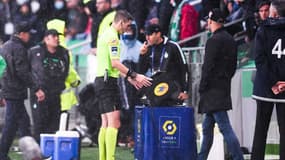 ASSE-OL: l'arbitre regarde la vidéo