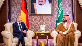 Le chancelier allemand Olaf Scholz a rencontré le prince Mohammed ben Salmane dans le palais royal de Jeddah, en Arabie Saoudite, le 24 septembre 2022.