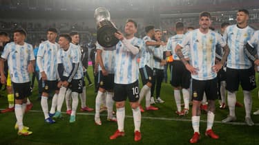 Lionel Messi avec le trophée de la Copa America, à Buenos Aires le 9 septembre 2021