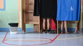 Des isoloirs à Lyon, lors des élections départementales et régionales dimanche 20 juin 2021