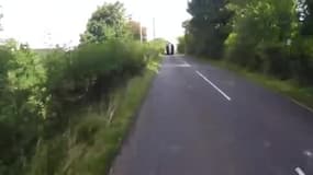Quand le bus Sky manque de renverser un cycliste