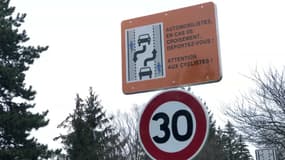 La signalisation indiquant le "chaucidou" à Saint-Genis-Laval