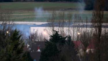 L'imprimerie de Dammartin, pendant l'assaut contre les frères Kouachi, le 9 janvier 2015.