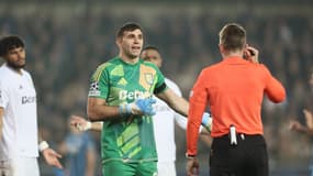 Emiliano Martinez a tenté de plaider la cause de son coéquipier auprès de l'arbitre, en vain, ke 6 novembre 2024. 