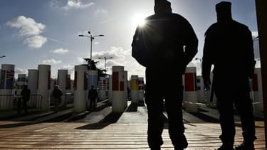 Des policiers devant l'entrée de la Cop21 au Bourget, au Nord de Paris.