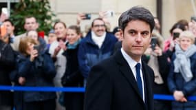 Le nouveau Premier ministre Gabriel Attal arrive pour la cérémonie de passation de pouvoir avec Élisabeth Borne à l'hôtel Matignon à Paris, le 9 janvier 2024. 