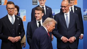 Le président américain Donald Trump, le chancelier allemand Friedrich Merz et le président français Emmanuel Macron lors d'un sommet des dirigeants de l'OTAN à La Haye, aux Pays-Bas, le 25 juin 2025.