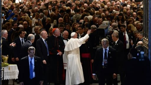 Le pape salue les fidèles à la sortie de la cathédrale Saint Patrick à New York